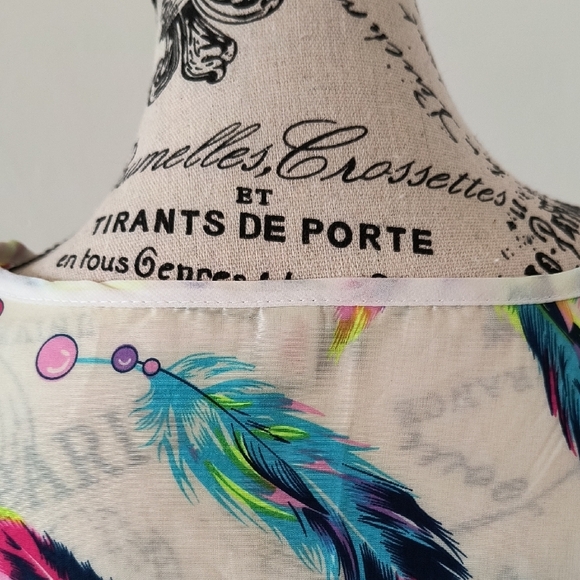 Colorful Feather Print Women's Top. Large, Good Condition - Picture 6 of 8